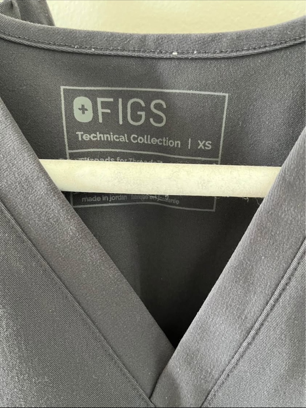FIGS Scrub Set - V-Neck Top & Jogger Pants - Picture 3 of 6